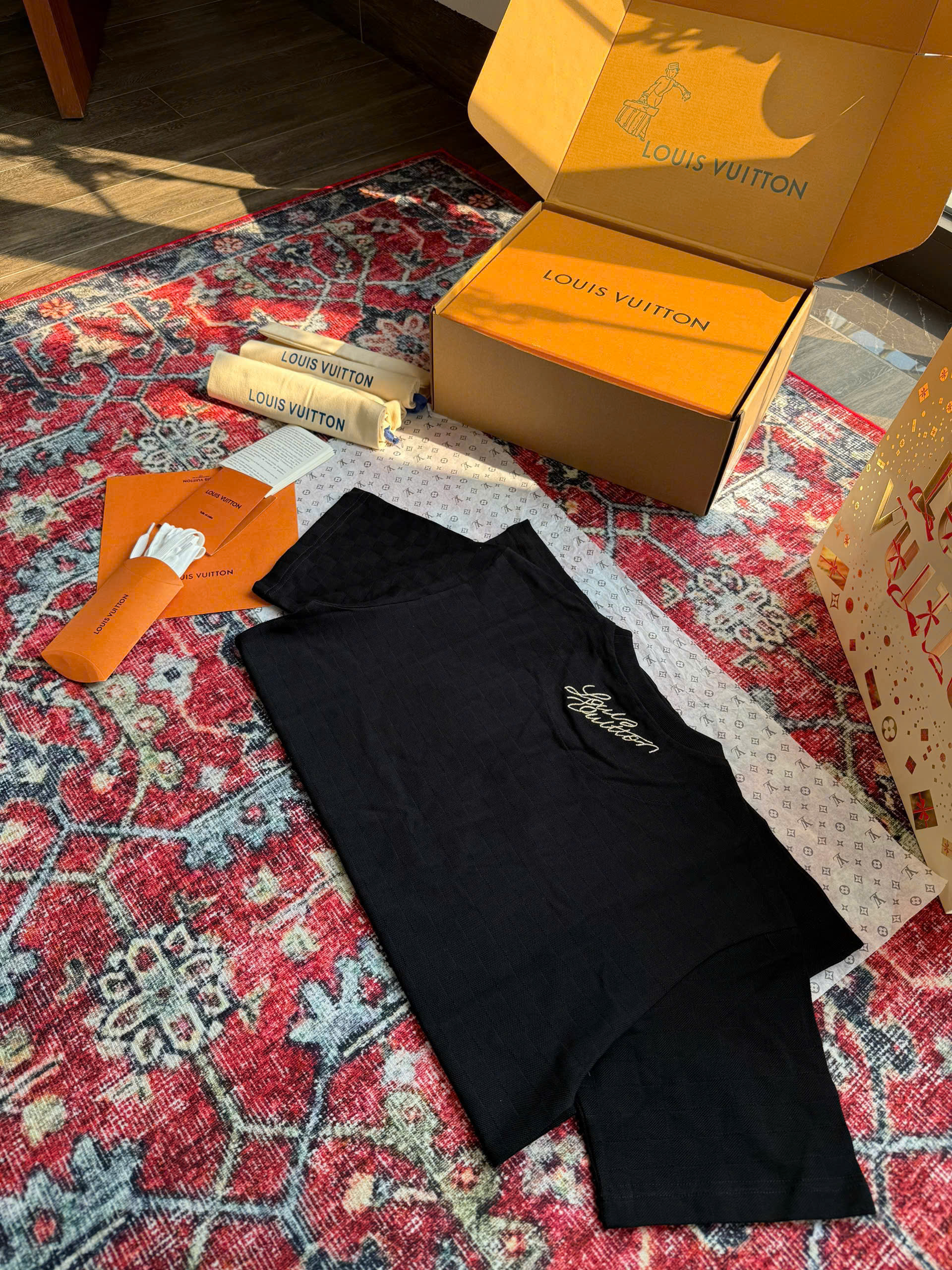 Áo phông T-shirt len Louis Vuitton LV Đen tag logo huy hiệu cún thêu ngực Like Auth on web NV